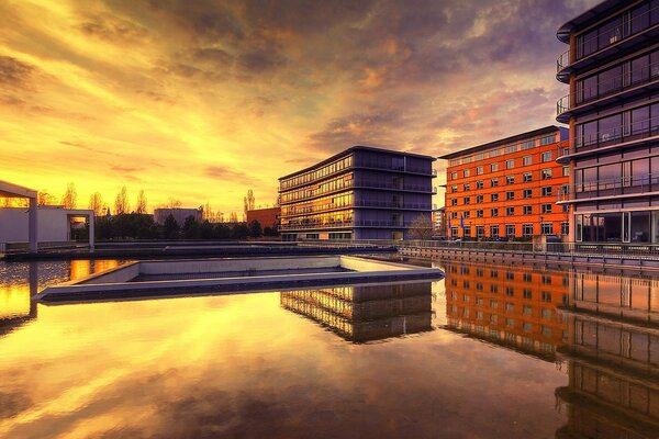 Coucher de soleil dans la ville. Jaune ciel