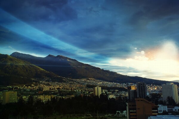 Viajar por la ciudad en una puesta de sol Celestial