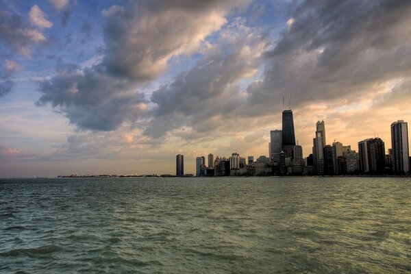 Agua. Skyline. Nubes. Ciudad