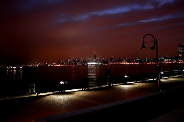 Vista de la ciudad en la otra orilla desde el paseo nocturno