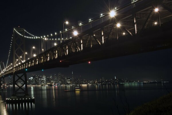 Puente luces noche ciudad