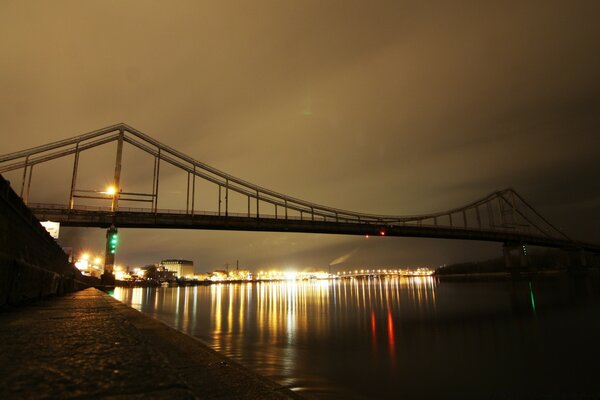 Pont dans la nuit dans les lumières Dali