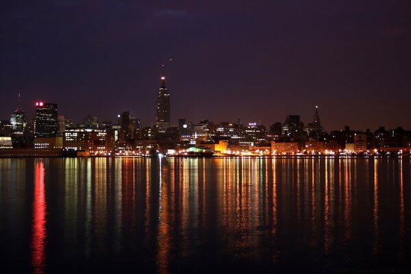 Réflexion des lumières de la ville dans la rivière