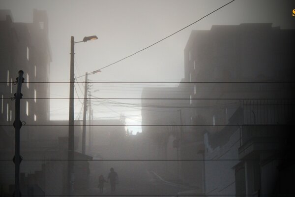 Brumoso amanecer en la ciudad