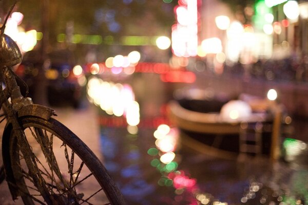 Fahrrad am Pier. Nachtstadt