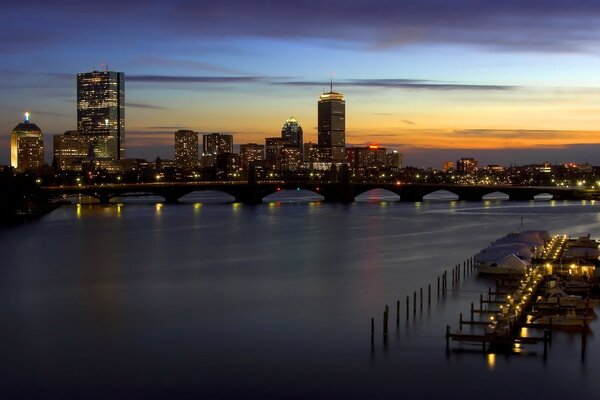 Coucher de soleil sur la grande ville