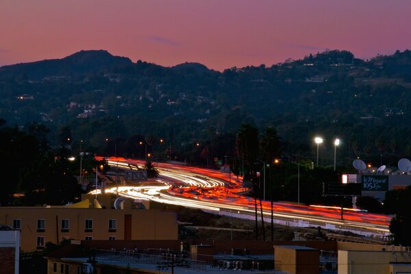 Strada colorata. Tramonto vicino alle montagne. Bellissimo cielo perlato