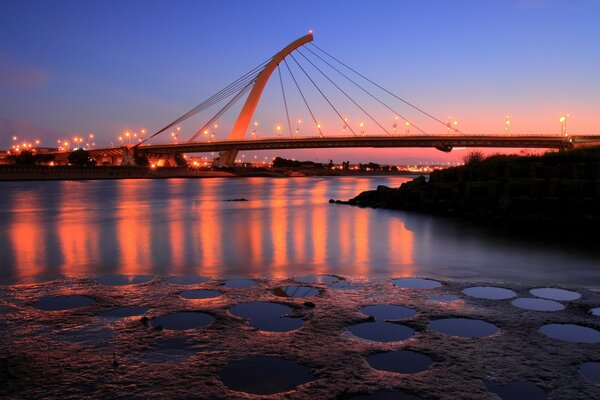 Brücke bei Sonnenuntergang über den Fluss