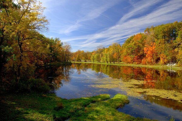 Herbstlandschaft von Teichen und Bächen