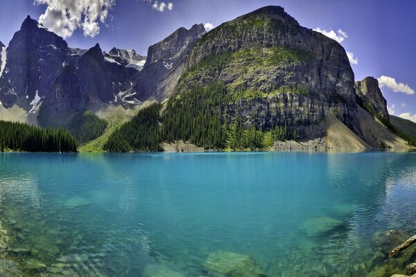 Ein kleiner See am Fuße einer Klippe