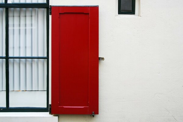 Hermosa puerta roja en la casa