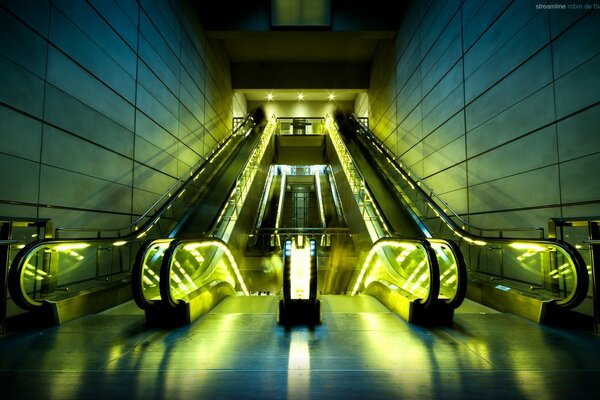 Glühender Eskolator in der U-Bahn