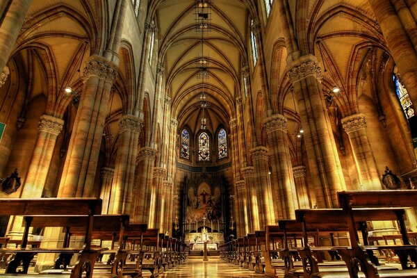 Leere Kirche mit schöner Architektur