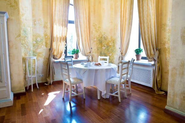 Sala da pranzo interna con mobili bianchi