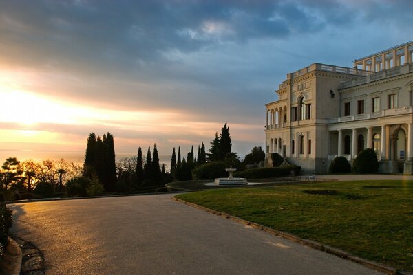 Paysage du château sur fond de coucher de soleil