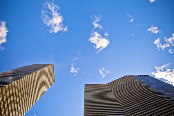 Casas contra el cielo azul