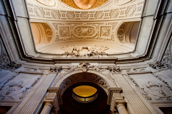 Bajo la cúpula de un gran edificio hermoso