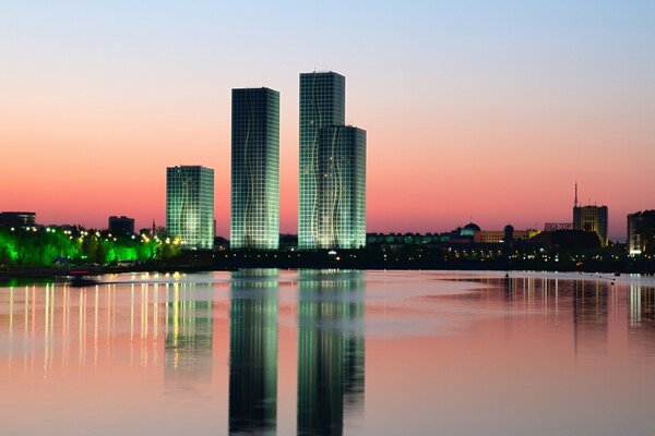 Hermosos rascacielos de la ciudad por la noche