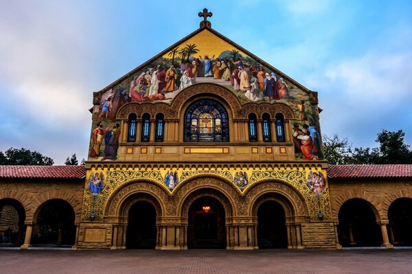 Edificio religioso con imágenes de Santos