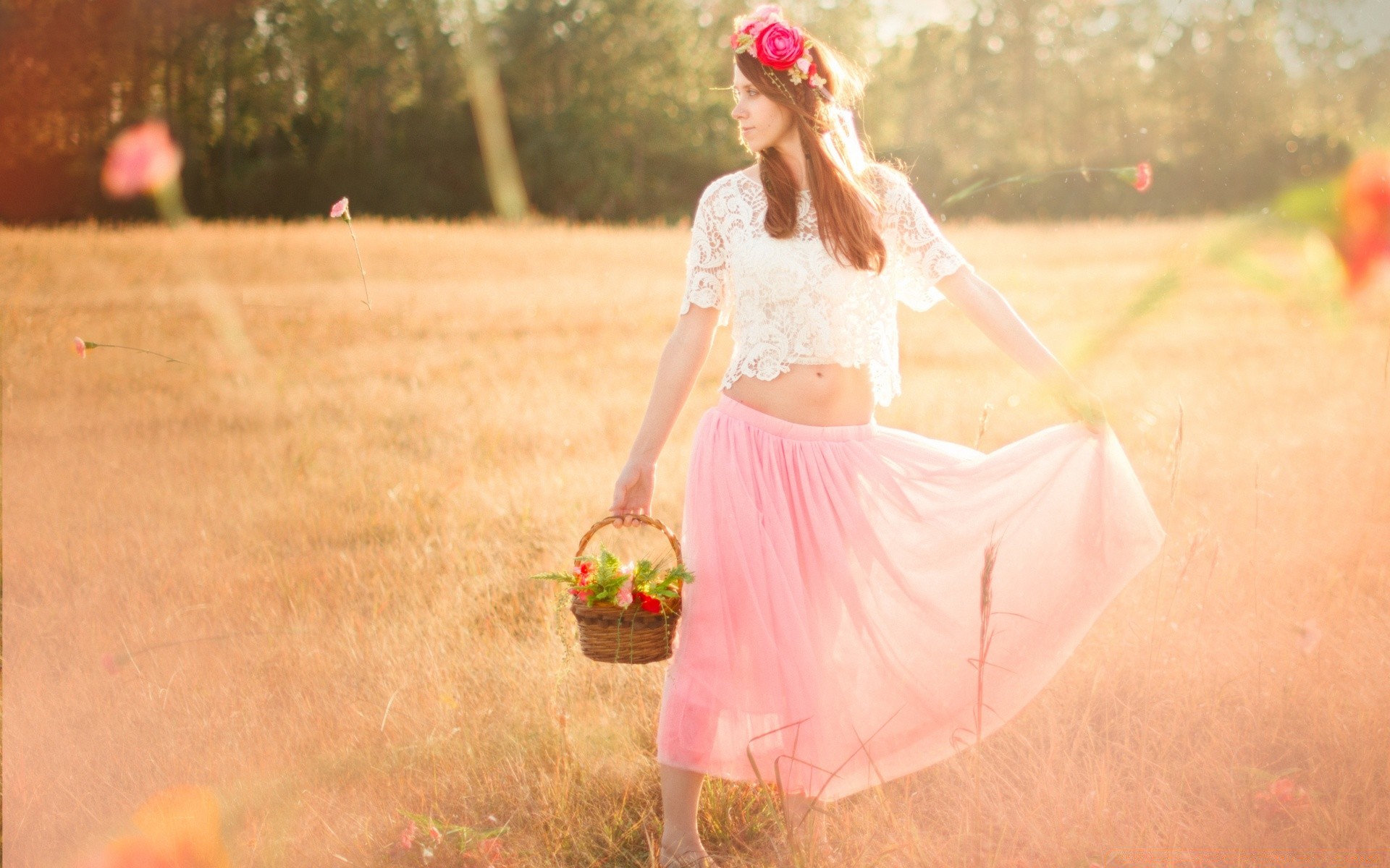 romanticismo ragazza erba all aperto natura estate donna tempo libero vestito divertimento bambino giovane parco fieno campo tempo libero bel tempo felicità ritratto stile di vita