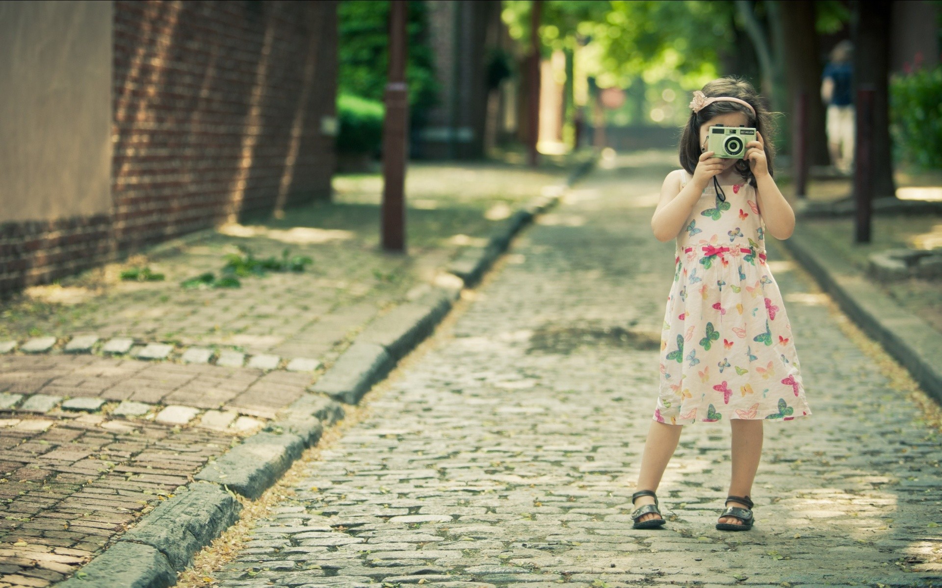 enfants fille enfant unique portrait à l extérieur plaisir rue homme été belle sourire parc femme mode de vie jeune robe