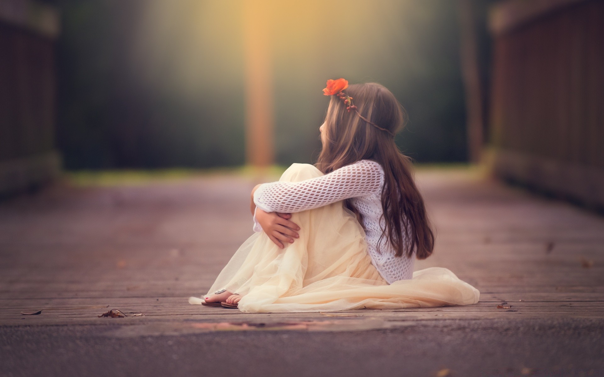 kinder frau porträt allein erwachsener mädchen unschärfe im freien holz natur sommer