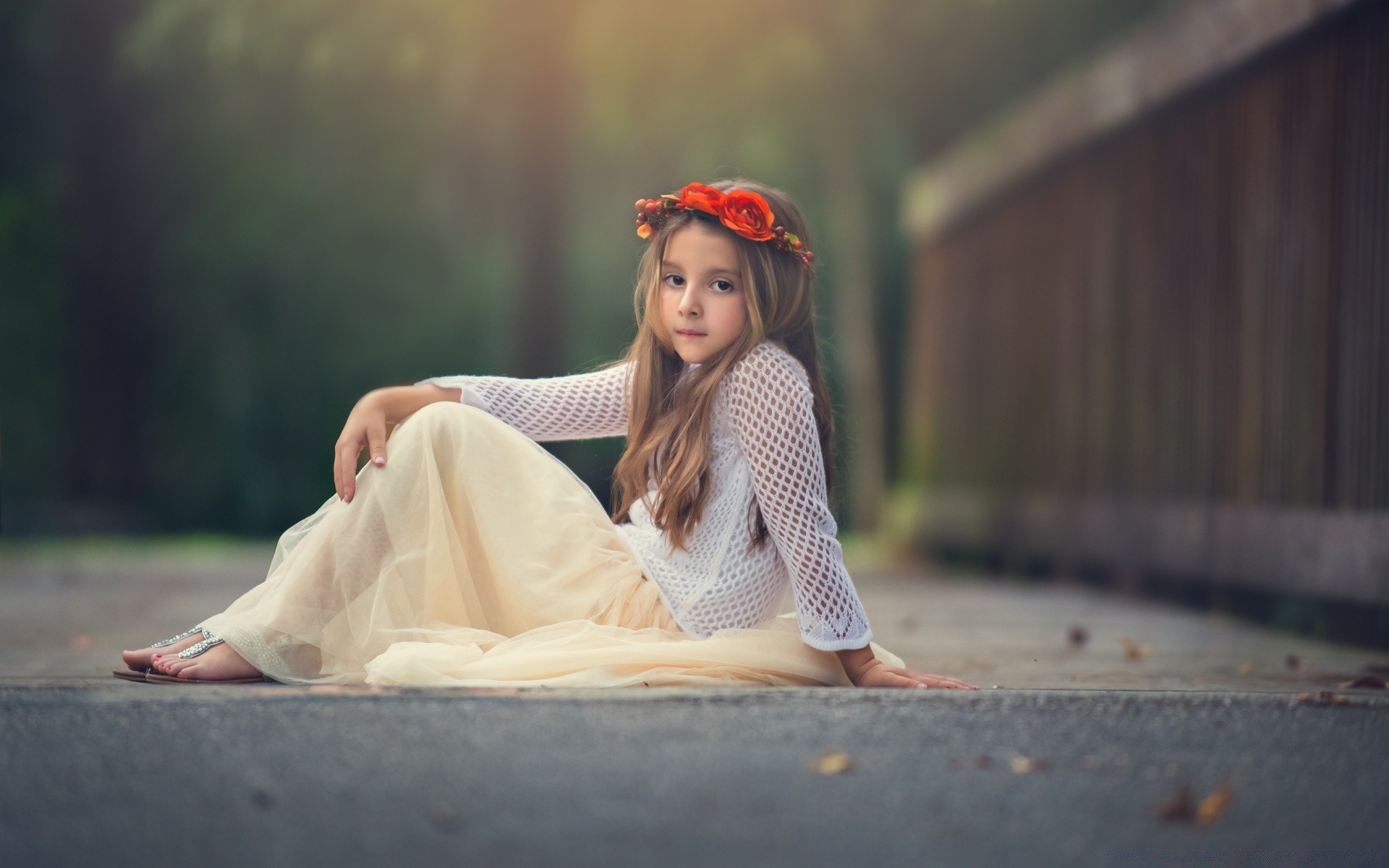 kinder mädchen frau im freien porträt natur allein sommer urlaub mode entspannung park erwachsener kind jung herbst sitzen kleid modell vergnügen