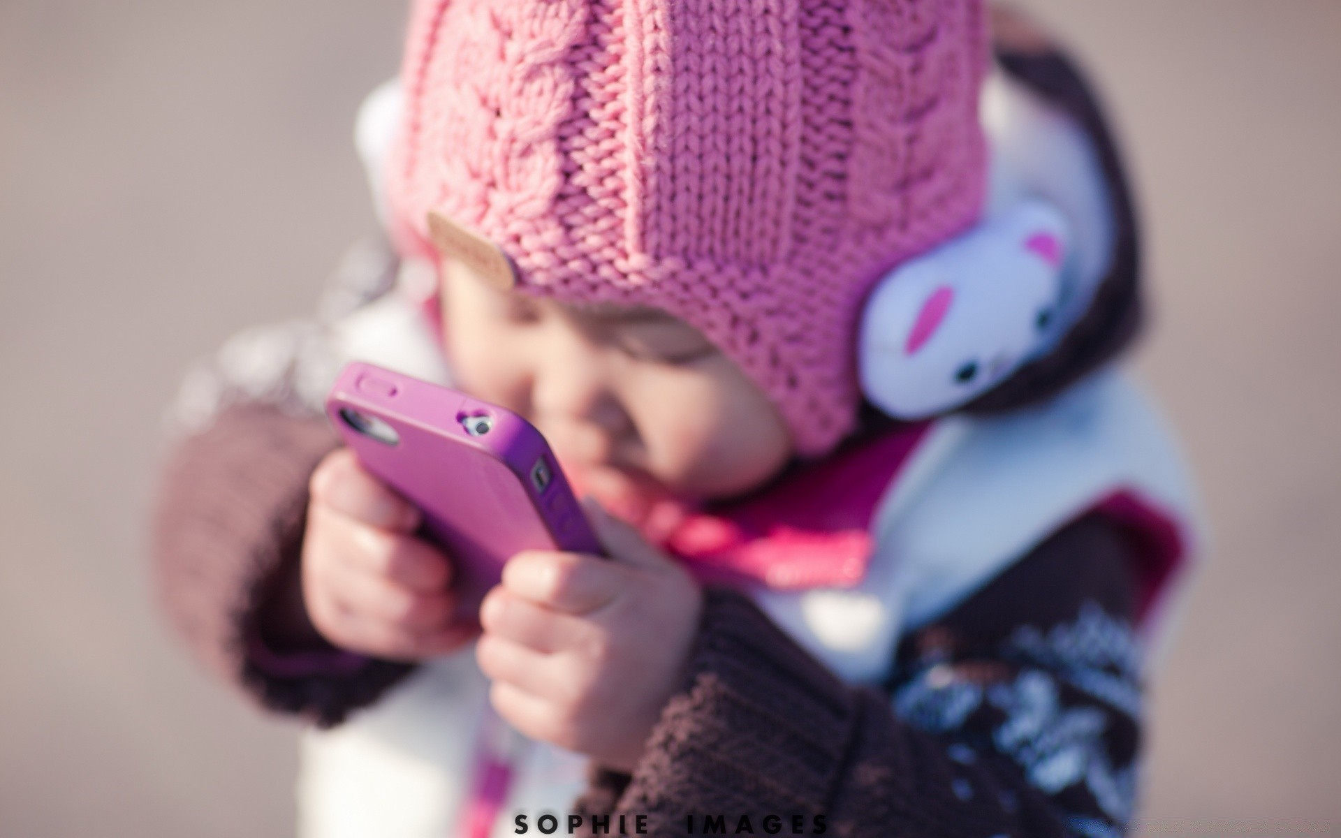 kinder frau kind mädchen allein winter kind mode drinnen erwachsener tragen handschuhe wenig niedlich