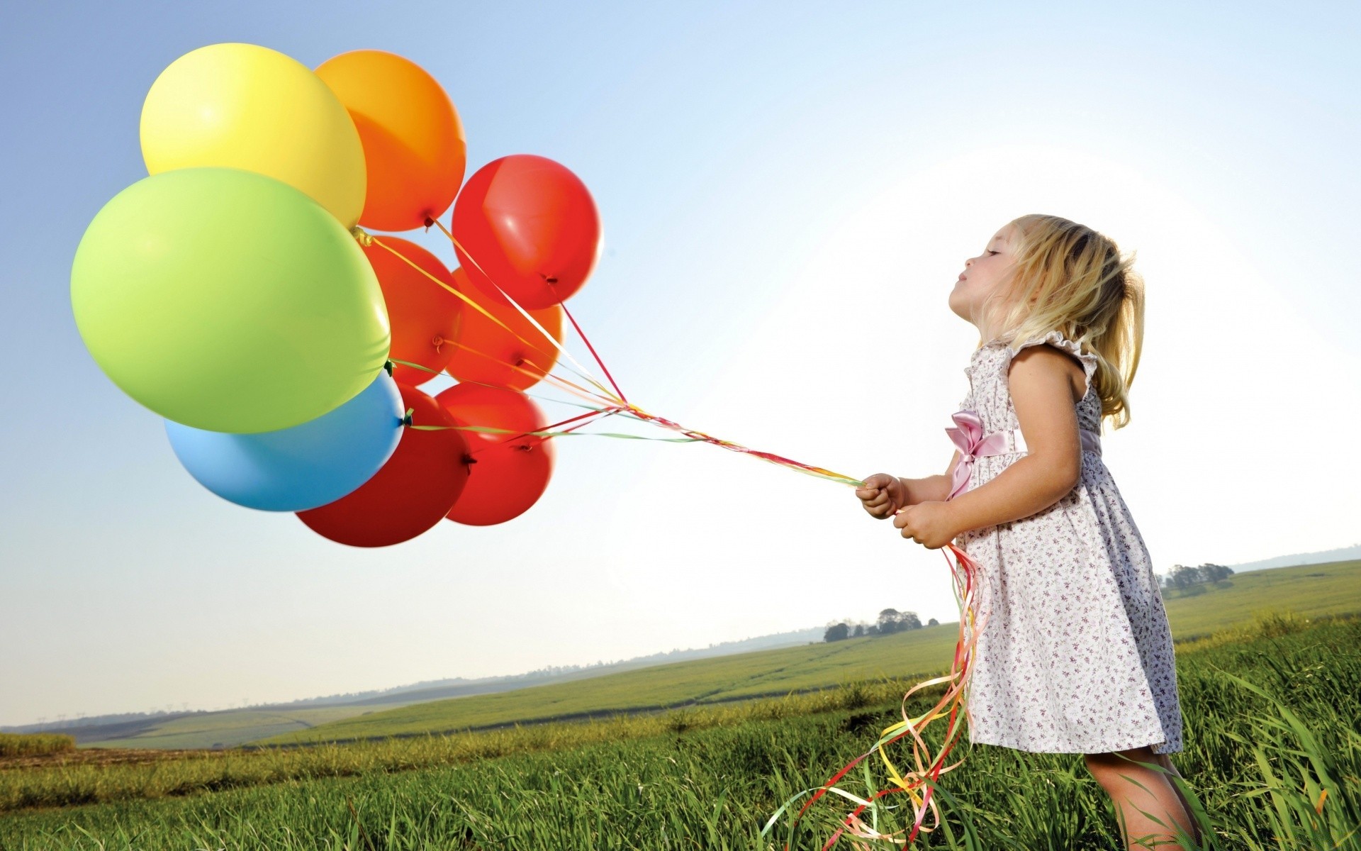 romanticismo palloncino erba piacere cielo relax natura fieno estate felicità all aperto bambino gioia libertà campo piacere spensierato amore bello relax