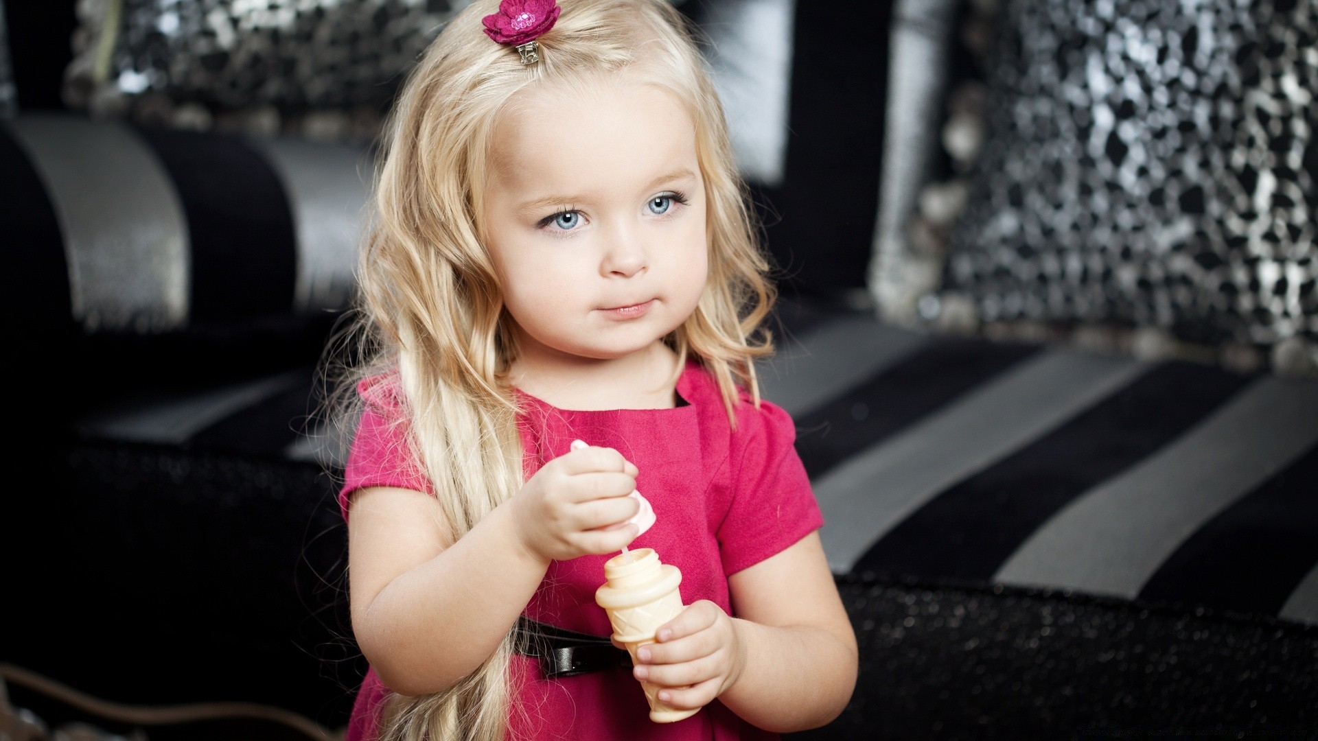 kinder kind mädchen niedlich wenig porträt vergnügen kind schön allein blond