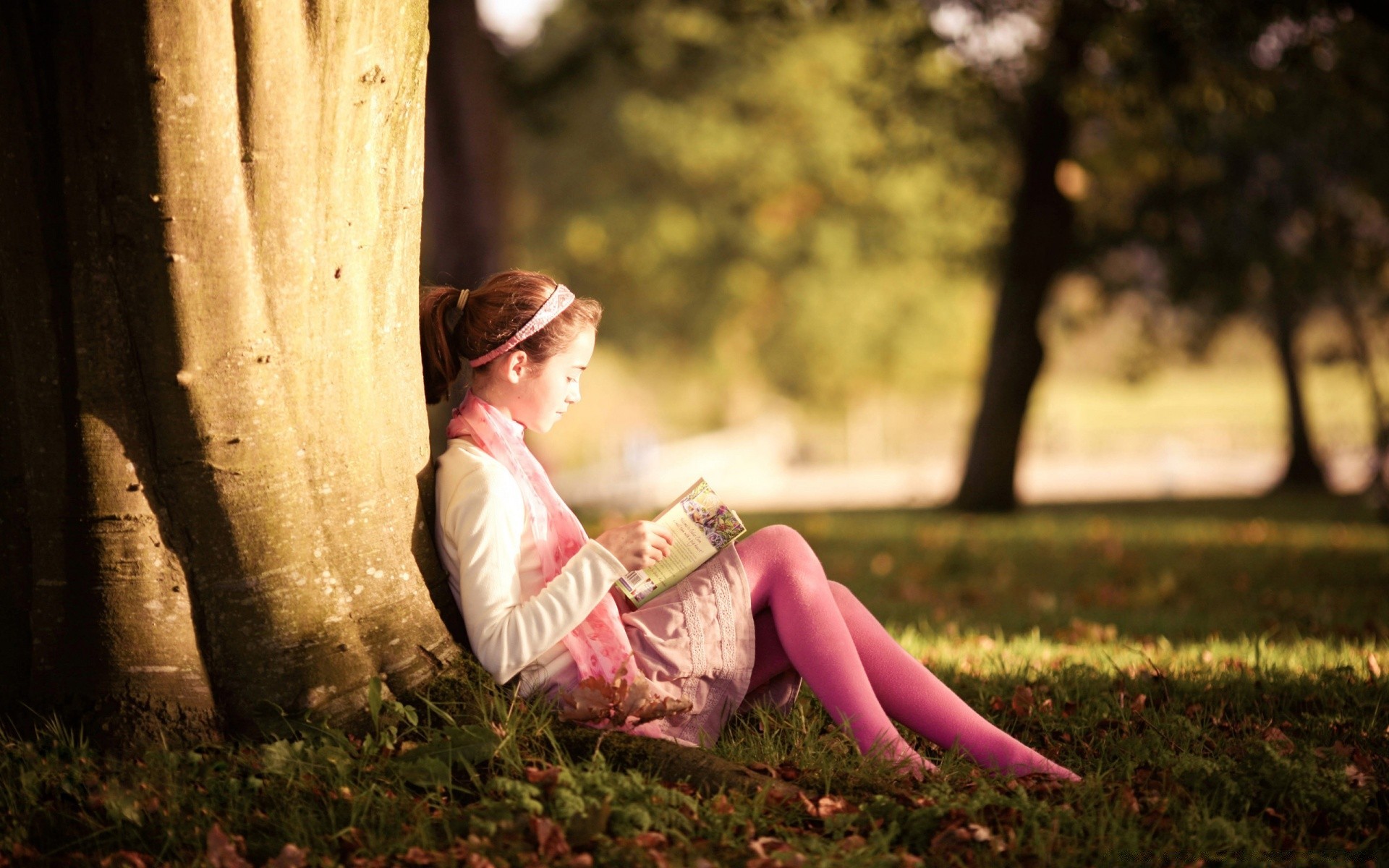 enfants fille nature parc femme herbe automne sourire belle à l extérieur portrait unique loisirs bois champ adulte enfant arbre modèle relaxation