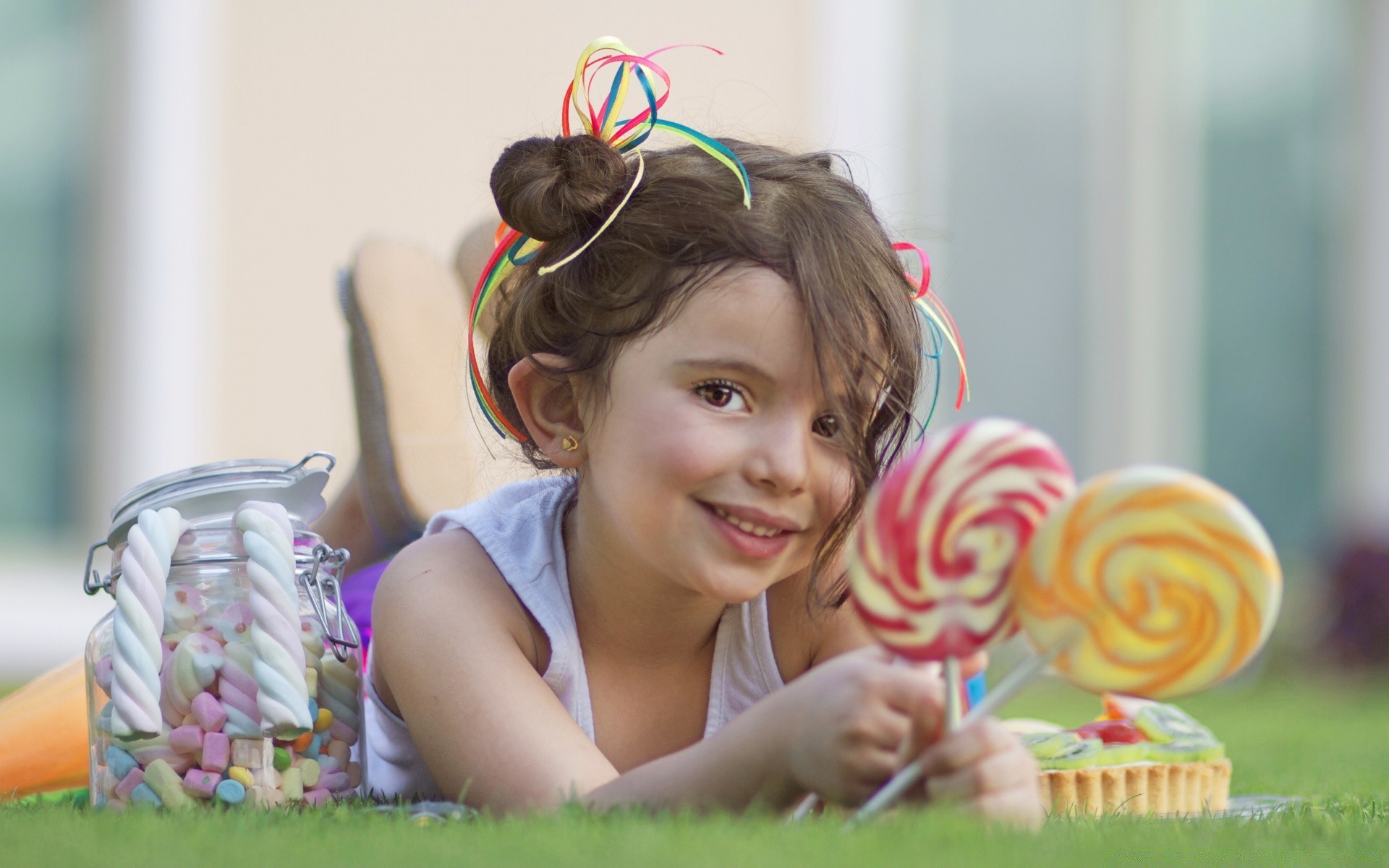 kinder kind freude niedlich gras mädchen sommer schön park urlaub glück wenig lebensstil im freien natur jugend freude lächeln frau familie