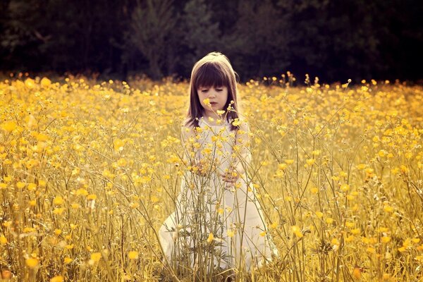 Niña en un campo de flores