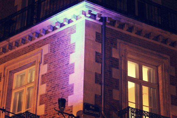 Bâtiment en brique et lumière dans la fenêtre