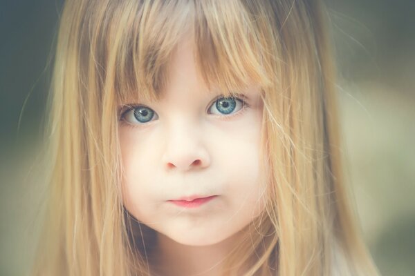 Petite fille avec de beaux yeux