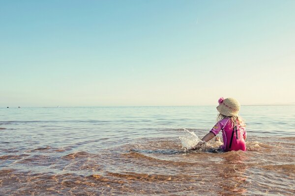 Дети на море в воде