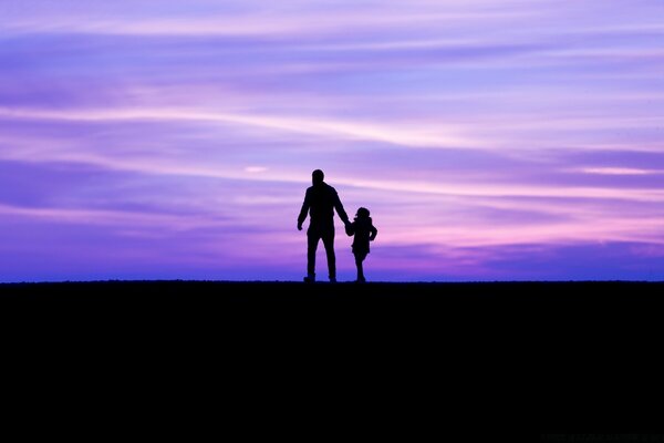 Silhouette eines Spaziergangs bei Sonnenuntergang