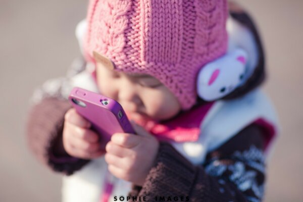 Süßes Baby spricht am Telefon