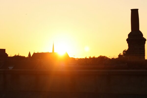 Coucher de soleil sur la ville éclairée par le soleil