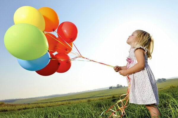 Kleines Mädchen mit Luftballons