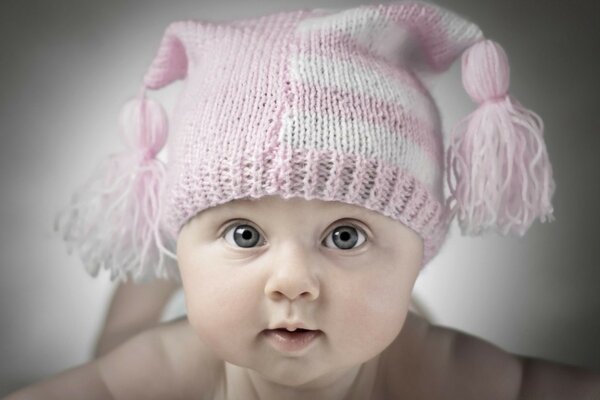 Fotografía de un recién nacido con un gorro