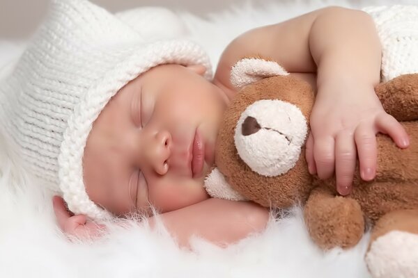 Lindo bebé con oso de peluche