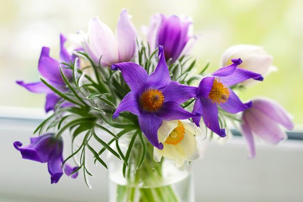 Bouquet lumineux de fleurs dans un vase en verre