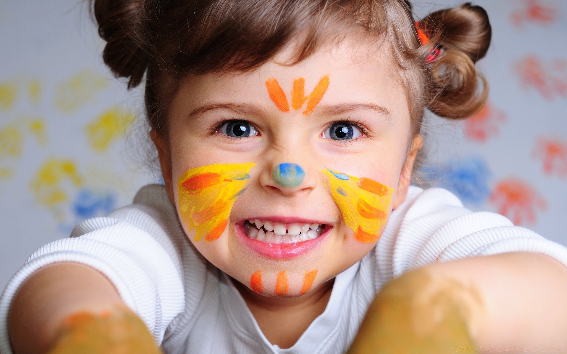 crianças criança fofa diversão pouco felicidade menina alegria retrato sozinho cara inocência bela prazer menino lazer criança expressão facial