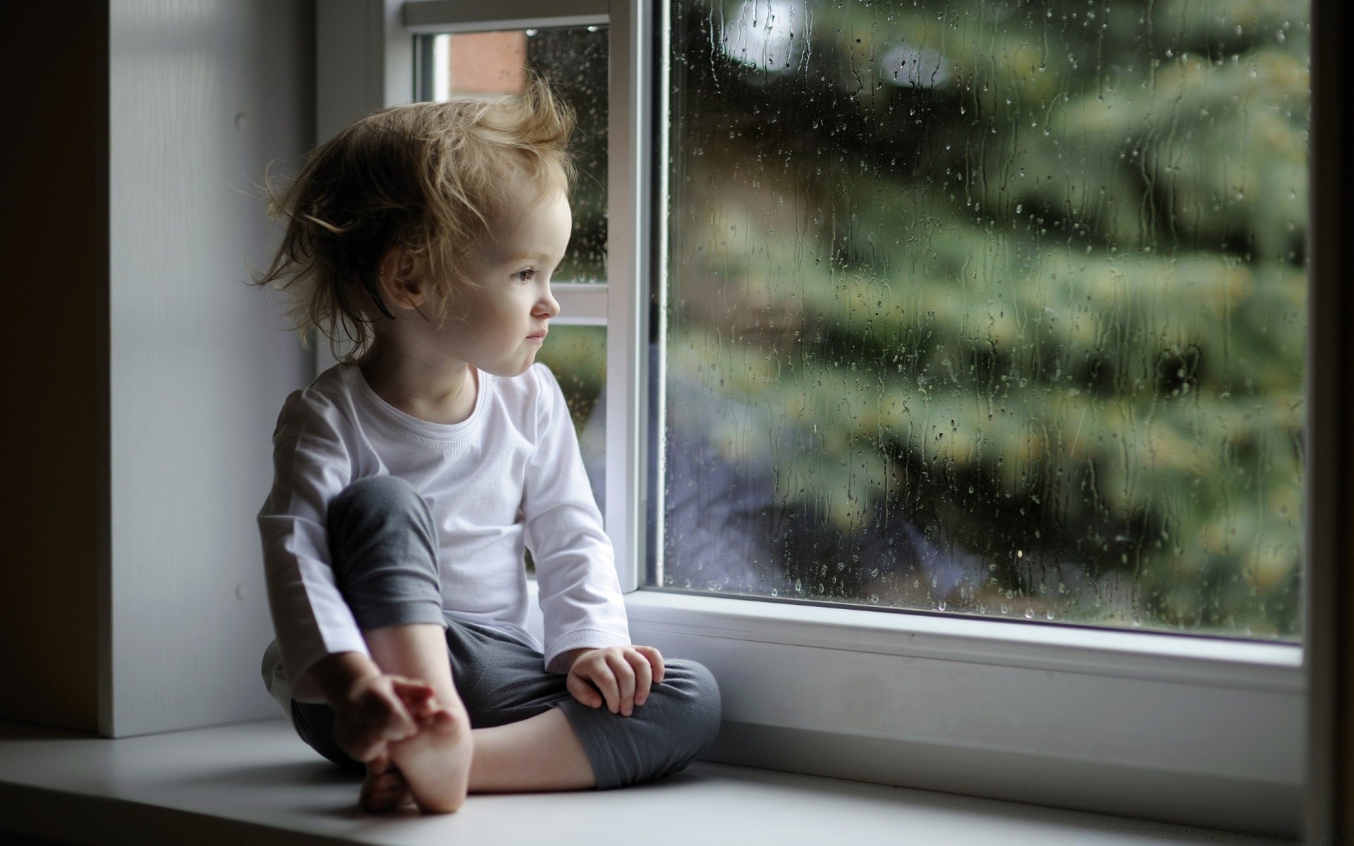 kinder fenster kind mädchen drinnen allein porträt erwachsener seitenansicht frau gesichtsausdruck