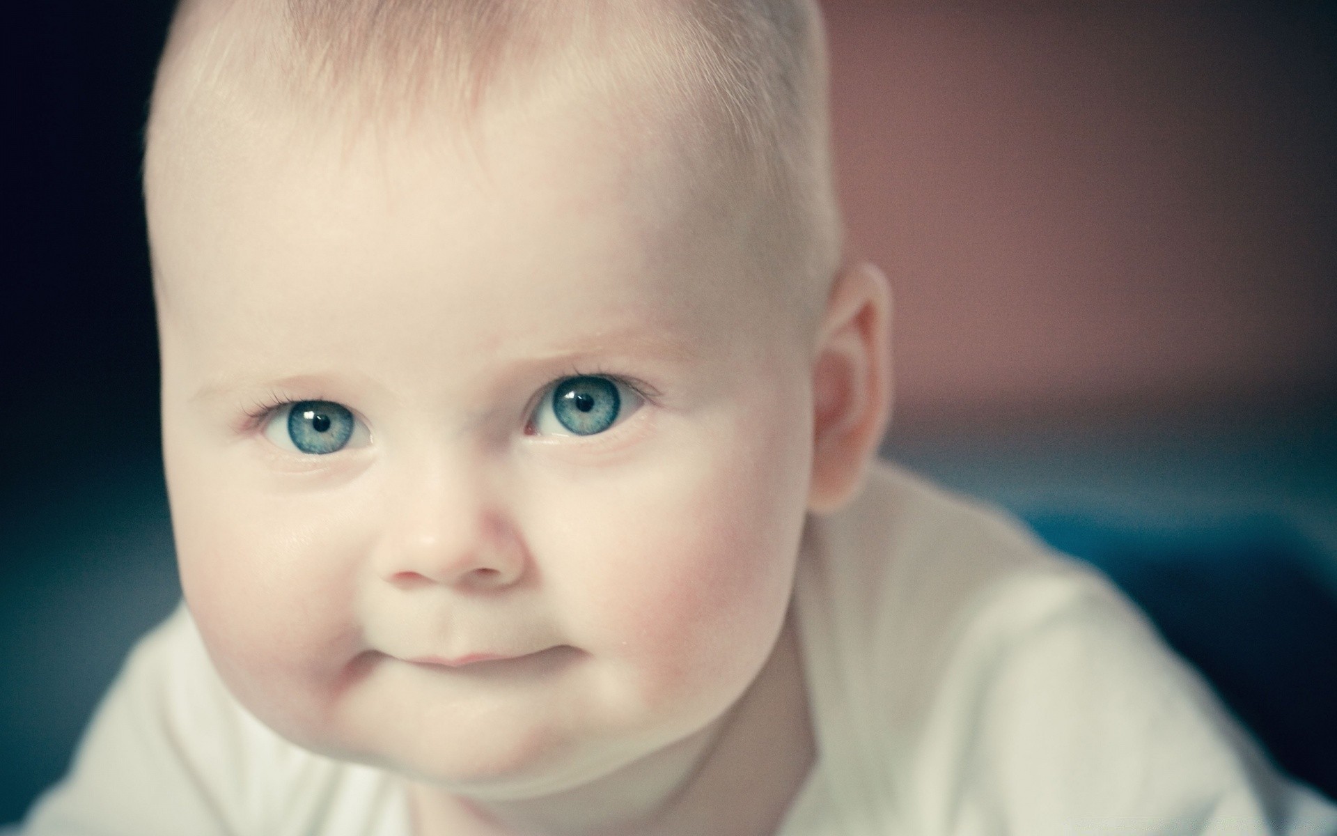 bambini bambino ragazzo poco bambino carino innocenza ritratto uno occhio divertente divertente bambino al coperto espressione facciale neonato