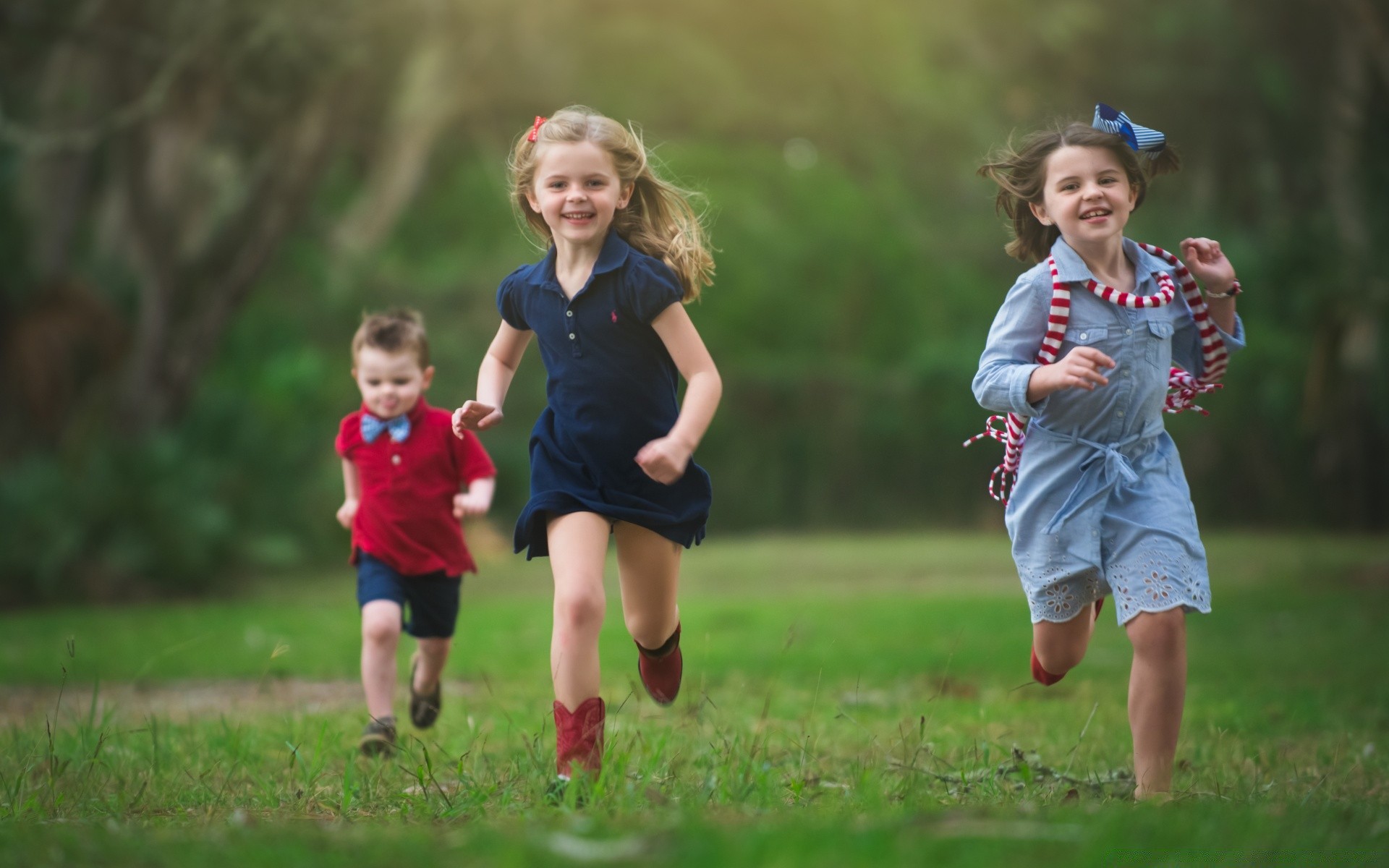 kinder kind freizeit vergnügen erholung park mädchen junge glück im freien gras lebensstil familie sommer freude zusammengehö rung vergnügen läufer liebe