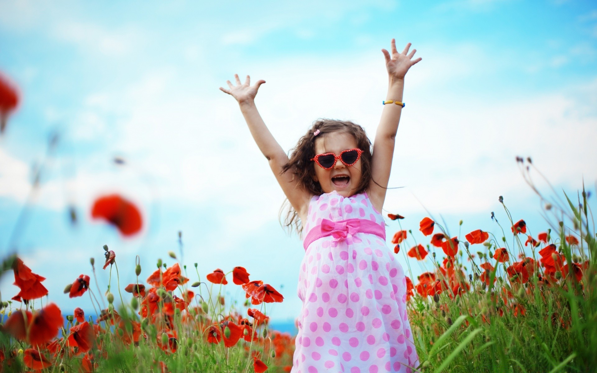 enfants foin été herbe champ liberté bonheur plaisir nature ciel joie poppy à l extérieur fleur insouciant plaisir fille