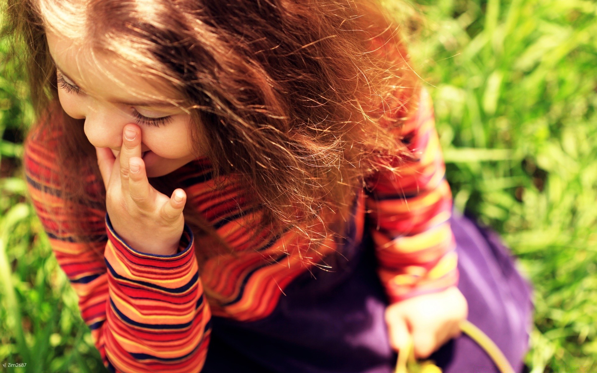 romanticismo bambino ragazza estate natura all aperto erba bello ritratto divertimento carino uno sorriso parco donna musica capelli