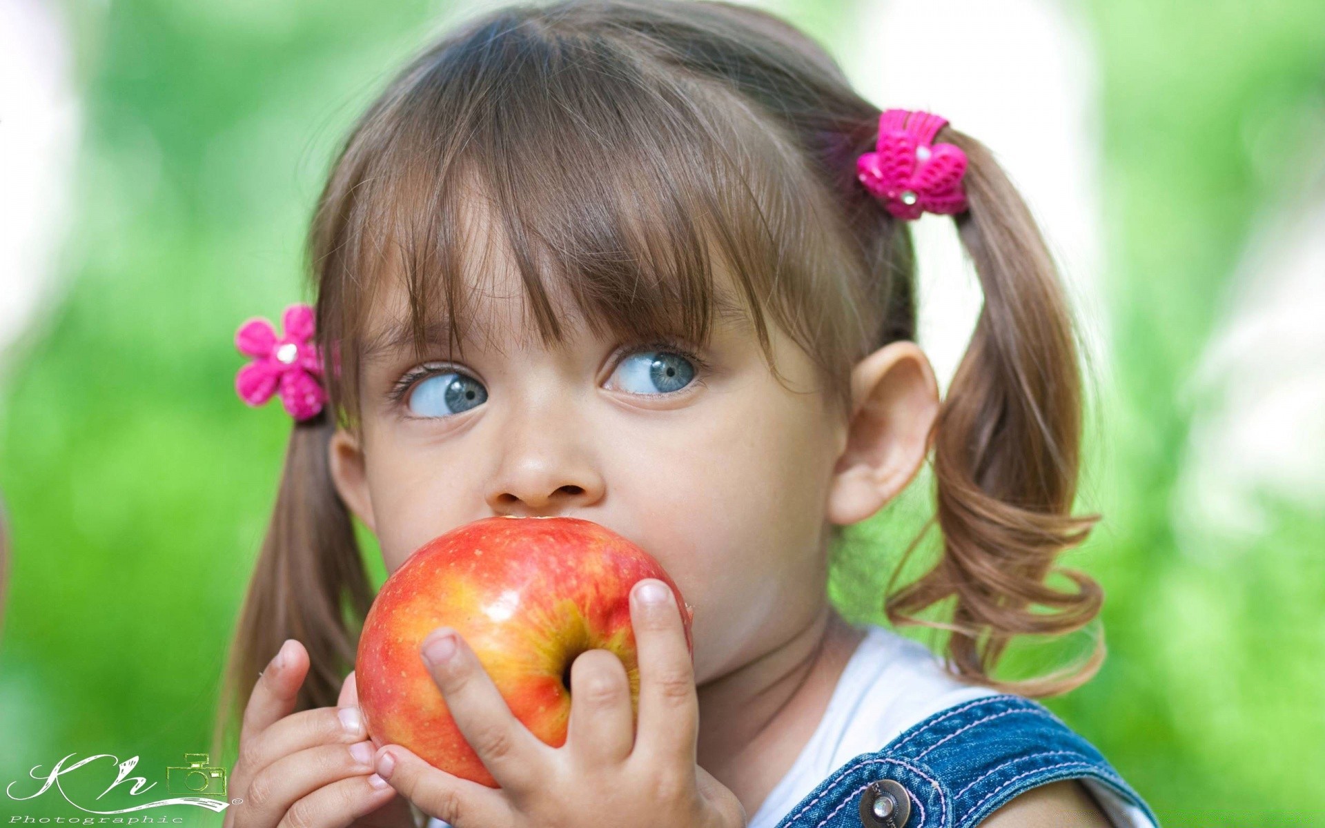 enfants enfant pomme mignon peu nature été plaisir fille à l extérieur joie jolie plaisirs innocence pâtisserie